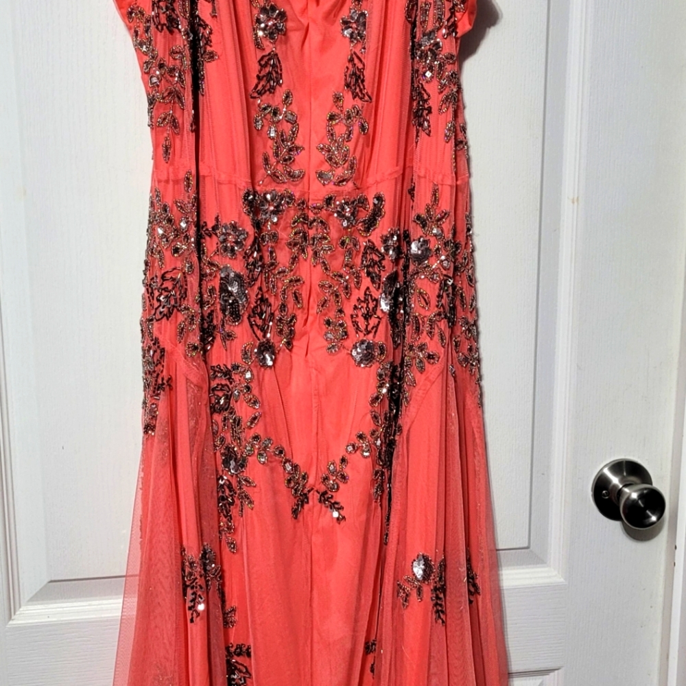 CORAL SLEEVELESS FORMAL BEADED JOANNA HOPE GOWN SIZE 28